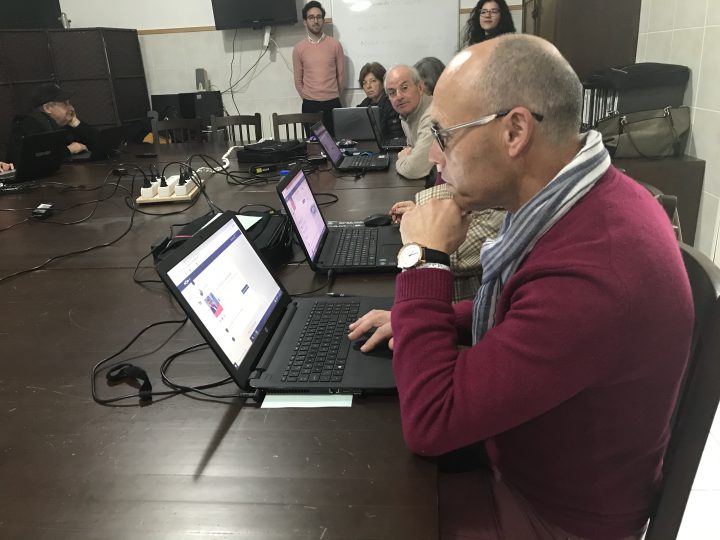 Alunos da Universidade Sénior da Gafanha da Nazaré à procura da notícia falsa